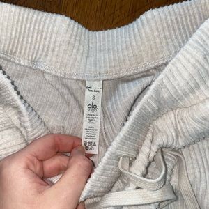 Alo yoga muse sweatpants